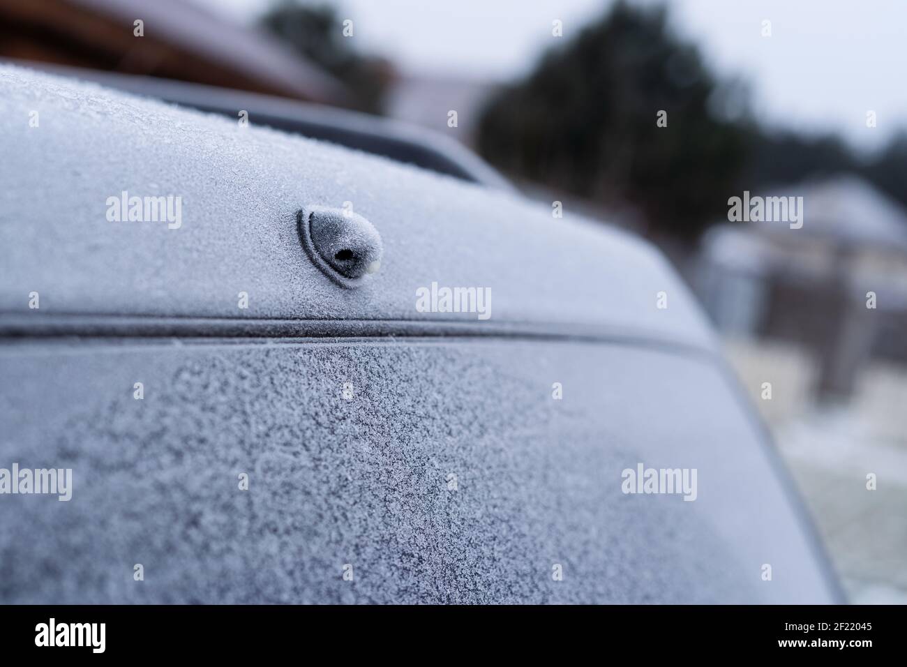 Die hintere Waschdüse im Fahrzeug ist mit abgedeckt Frost am Morgen des Winters Stockfoto