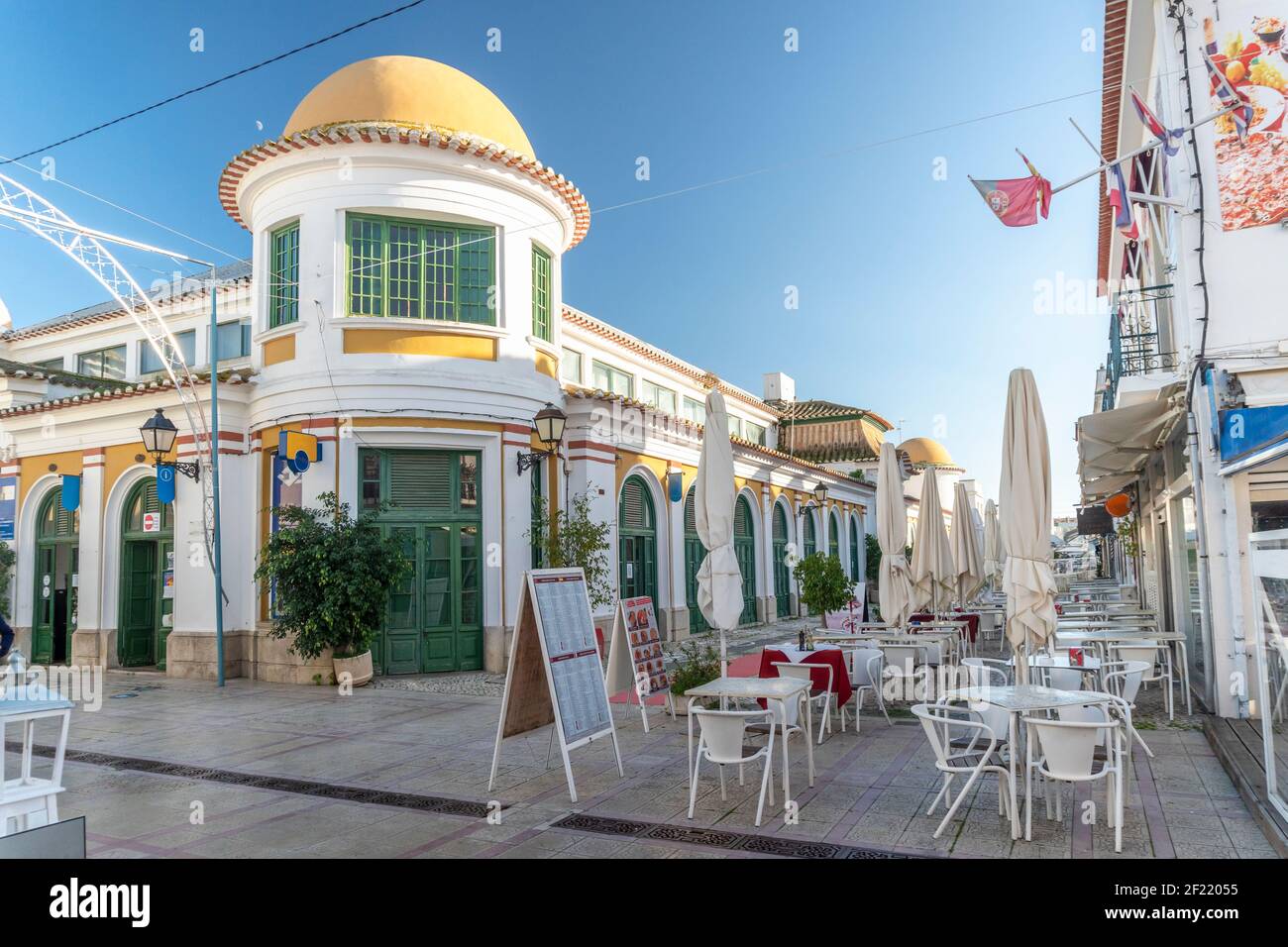 Haupteinkaufsstraße mit einzigartigem Gebäude in Vila Real de Santo Antonio, Algarve, Portugal Stockfoto