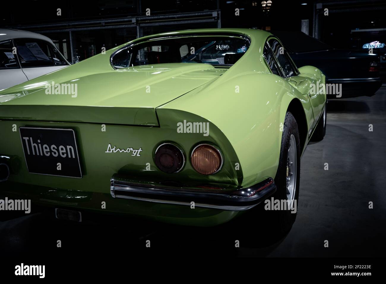 BERLIN, DEUTSCHLAND - 25. Nov 2020: DEUTSCHLAND 25. Nov 2020. Oldtimer grün Ferrari Dino GT, Oldtimer in einer öffentlichen Ausstellung in Berlin. Stockfoto