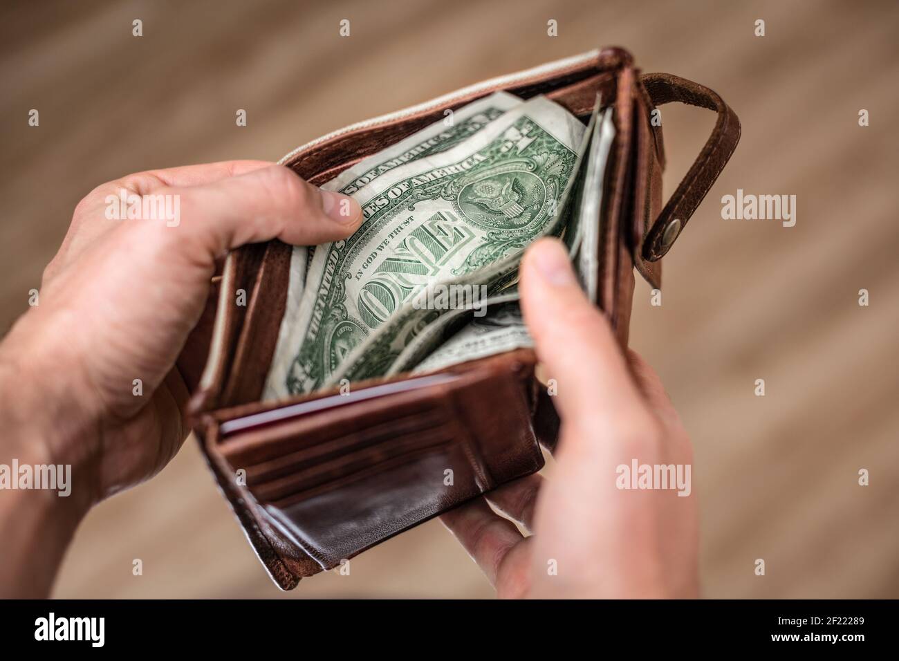 Dollar-Banknoten in einer offenen Brieftasche Stockfoto