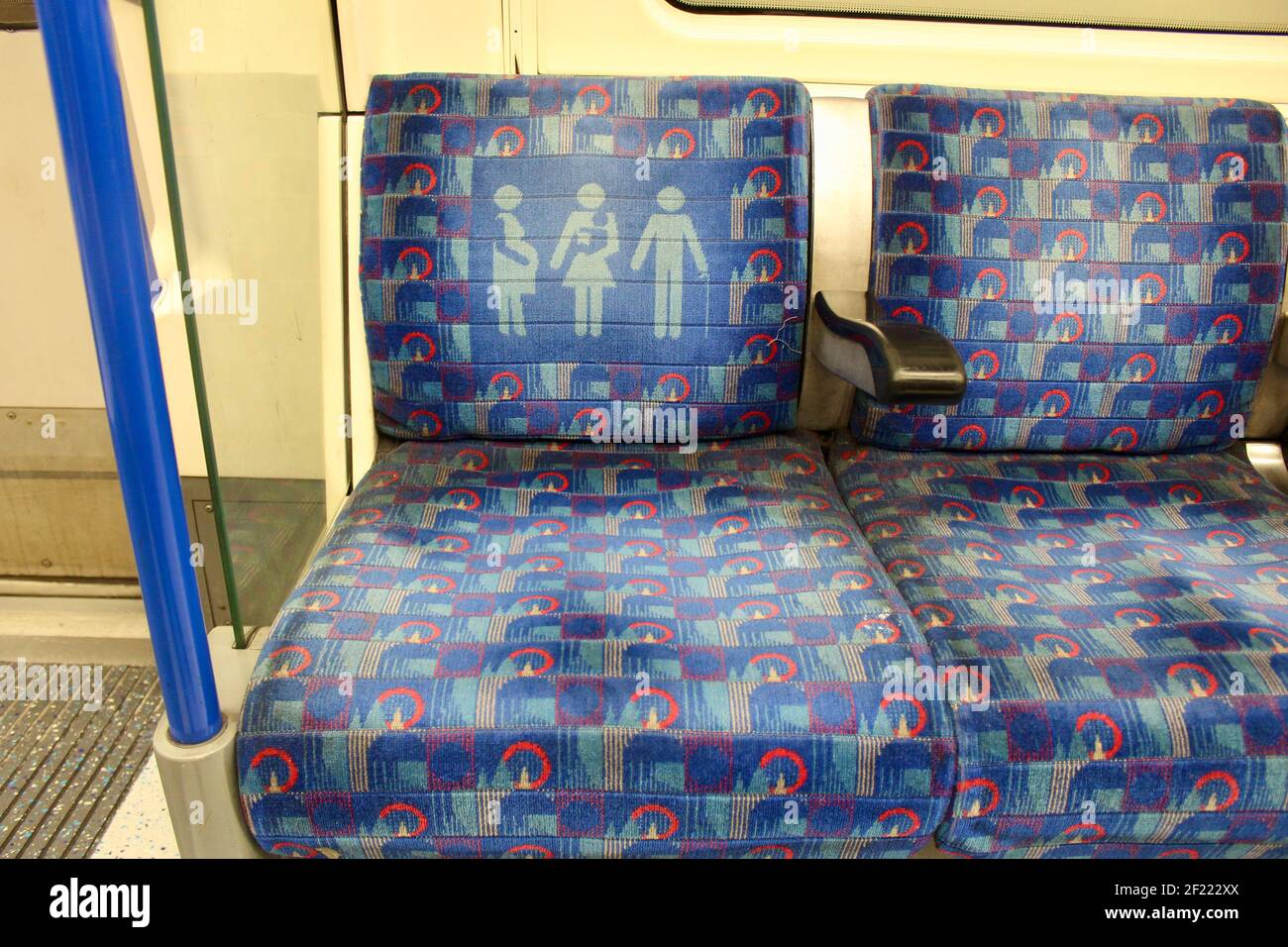 Verschmutzter Sitzplatz für behinderte schwangere oder ältere Gäste oder Passagiere im londoner U-Bahn-Wagen Stockfoto
