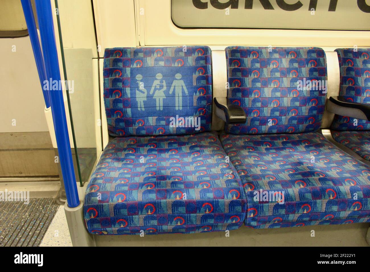 Verschmutzter Sitzplatz für behinderte schwangere oder ältere Gäste oder Passagiere im londoner U-Bahn-Wagen Stockfoto