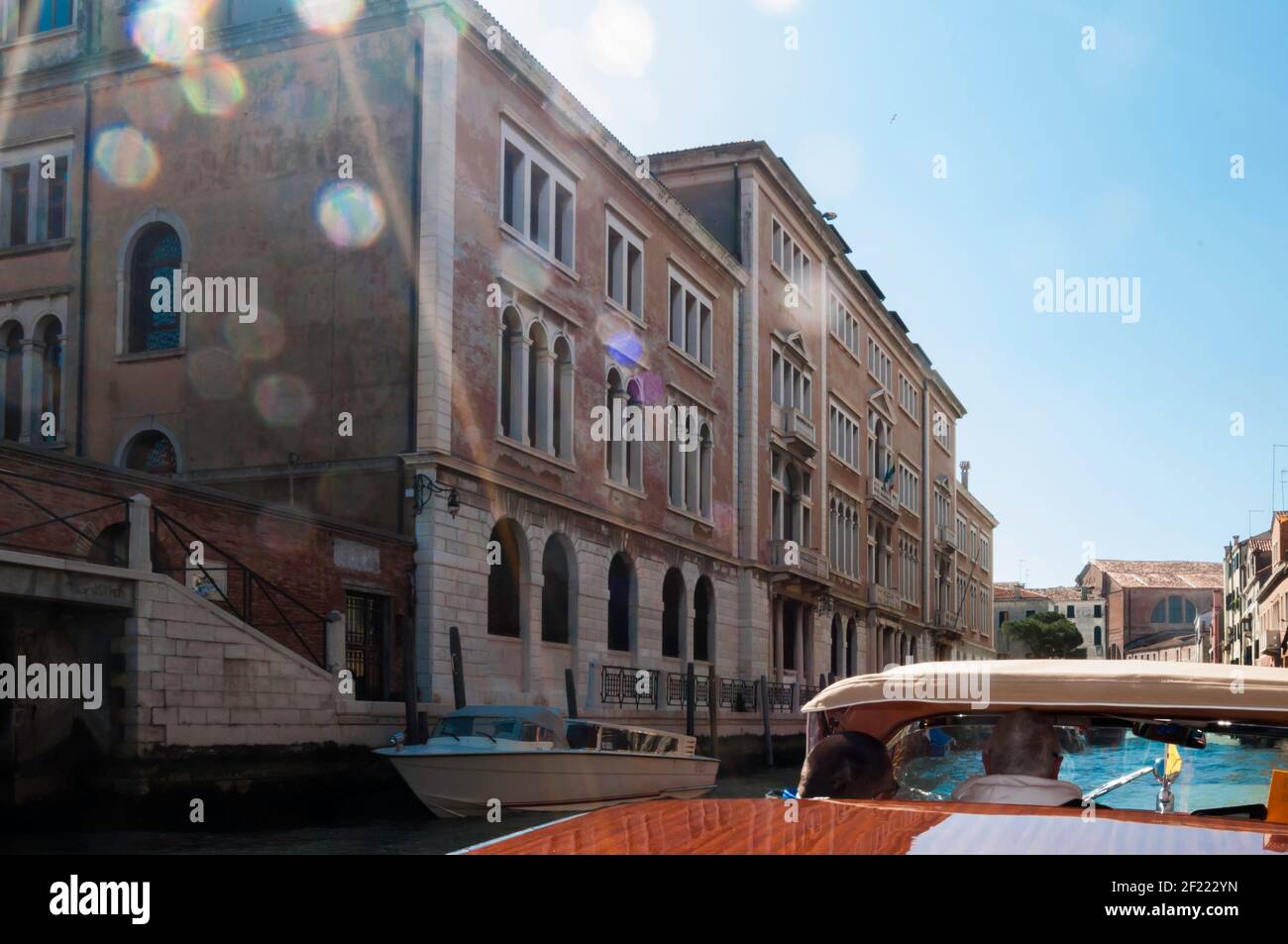 Wassertaxi Fahrt auf einem Kanal in Venedig. Alte Palazzi säumen den Weg Stockfoto