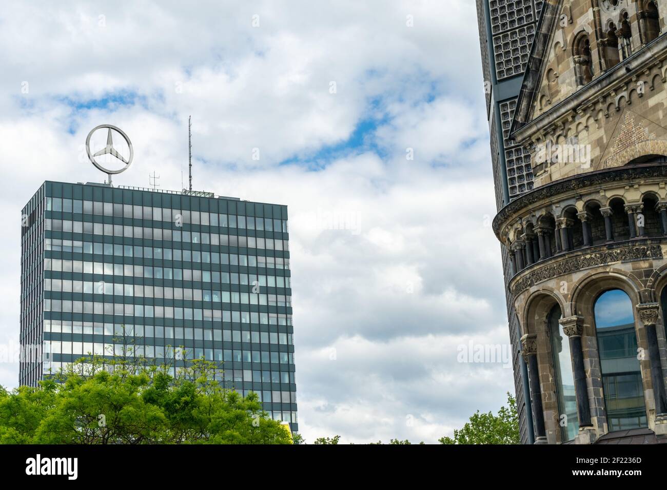 BERLIN, DEUTSCHLAND - 14. Mai 2020: BERLIN, DEUTSCHLAND 14. Mai 2020. Die Kaiser Wilhelm Gedaechtnis Kirche ist ein Denkmal am Kurfürstendamm der Breitschei Stockfoto