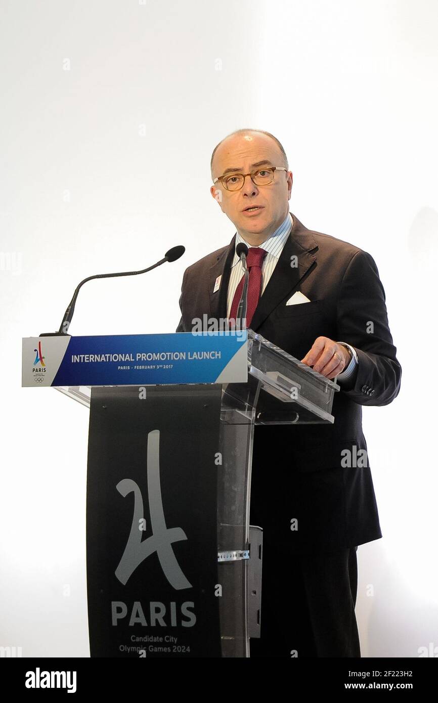 Der französische Premierminister Bernard Cazeneuve während der Pressekonferenz zur internationalen Werbeaktion 2024 in Paris am 3. Februar 2017 im Musée de l'Homme in Paris - Foto Alain Gadoffre / KMSP / DPPI Stockfoto