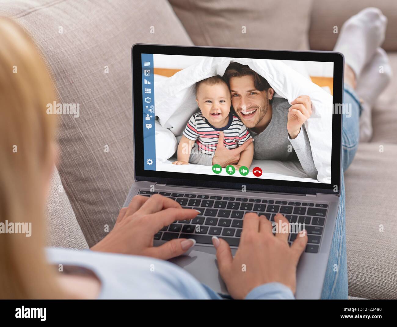 Glückliche Momente, Video-Meeting und Kommunikation mit Familie online, moderne App für Meetings Stockfoto