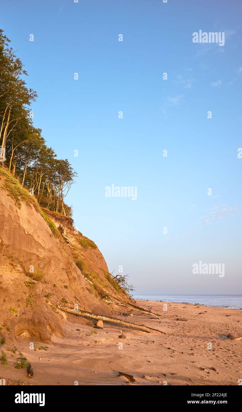 Leerer Strand mit Sandfelsen bei Sonnenaufgang, Ostsee, Polen. Stockfoto