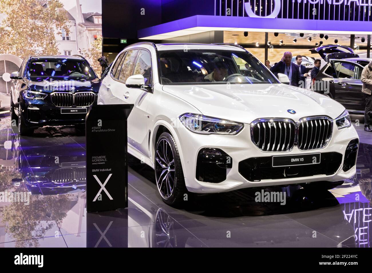 BMW X5 Autos auf dem Pariser Automobilsalon in der Expo Porte de Versailles. Frankreich - 3. Oktober 2018 Stockfoto