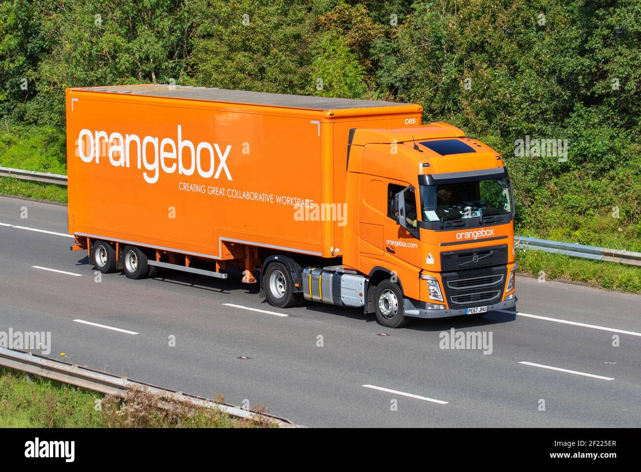 Orangebox Ltd; Speditions-Lieferwagen, LKW, Schwerlastfahrzeuge, Transport, LKW, Wohnmobiliar Träger, Volvo Fahrzeug, Europäische Nutztransportindustrie LKW, M6 in Manchester, Großbritannien Stockfoto