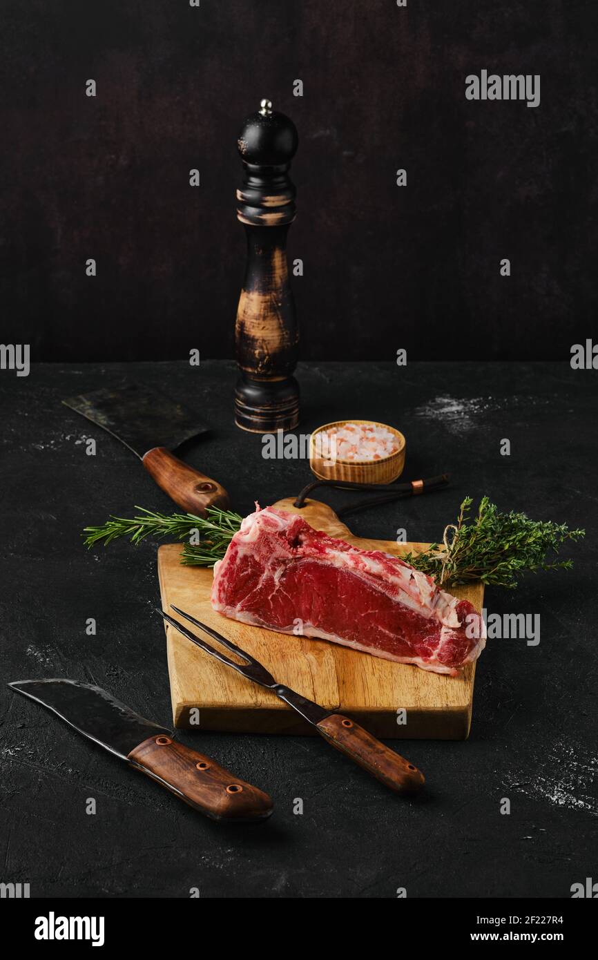 RAW Strip Steak ohne Knochen auf dunklem Hintergrund Stockfoto