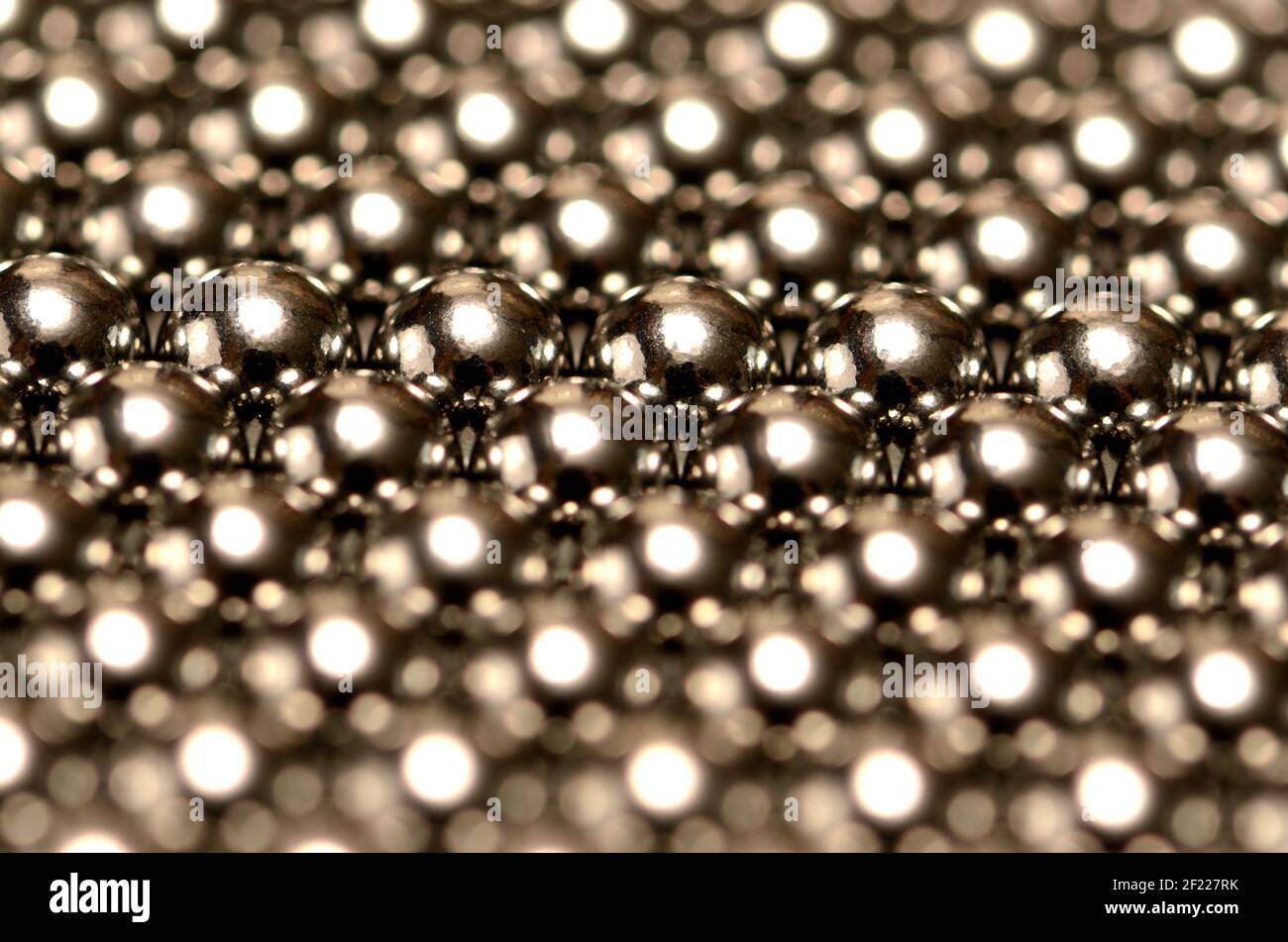Große Anzahl von gleichmäßig verteilten Kugellagern Stockfoto