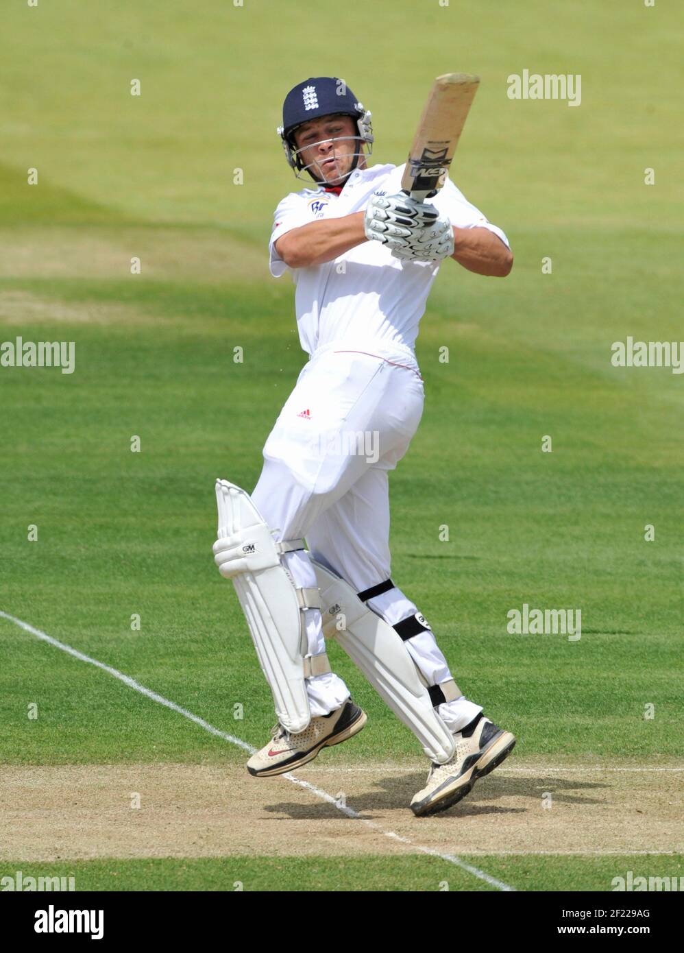 1ST TEST ENGLAND V BANGLADESH BEI LORDS. 28/5/2010. GRAHAM TROTT SCHLÄGT VIER VOR HOSSAIN. BILD DAVID ASHDOWN Stockfoto