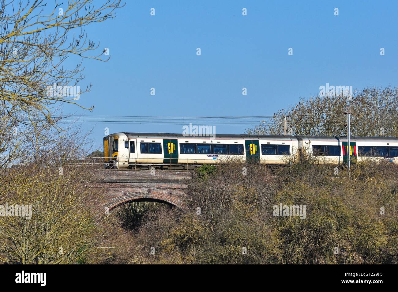 Klasse 387 EMU Überquerung Brücke zwischen Hitchin und Letchworth, Hertfordshire, England, Großbritannien Stockfoto