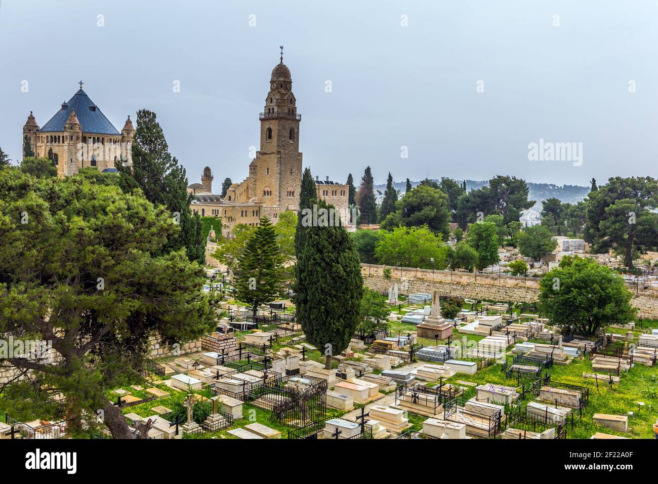 Christlicher Tempel und alter Friedhof Stockfoto