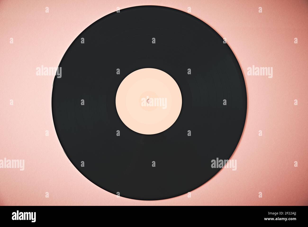 Alte Retro Vinyl Scheibe auf dem rosa Hintergrund. Vintage getöntes Foto Stockfoto