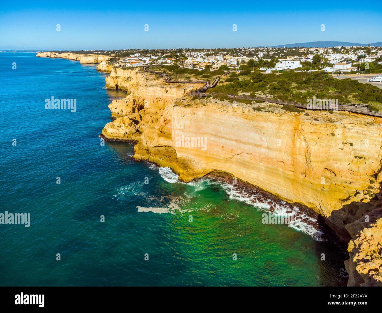 Holzweg namens Algar Seco Cliff Walk an der Küste von Carvoeiro, Algarve, Portugal Stockfoto