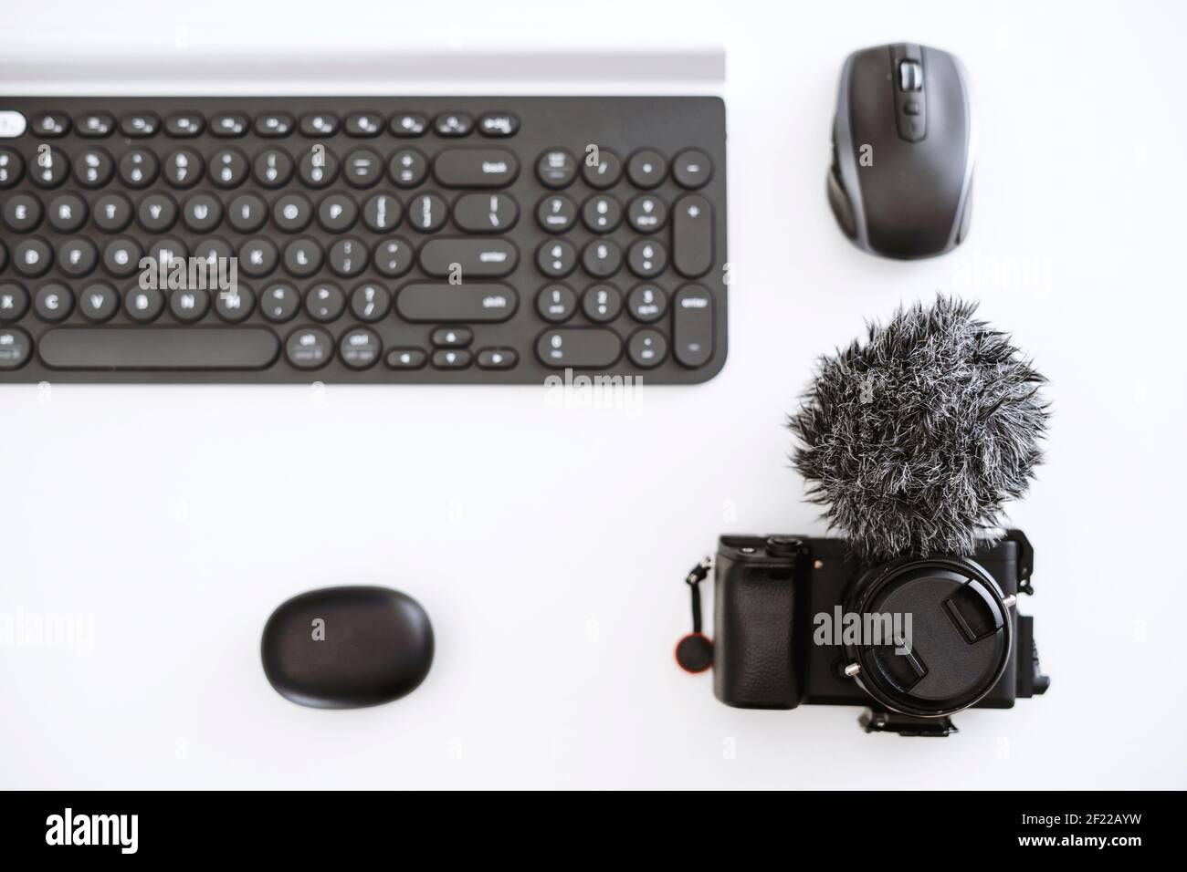 Ein minimalistischer Satz von Vlogger oder YouTuber: Kamera mit Mikrofon, Maus, Tastatur und Kopfhörer Stockfoto