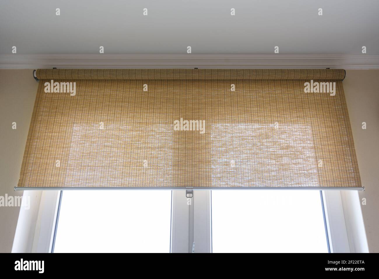 Rollläden aus dünnem Bambus am Fenster Stockfoto