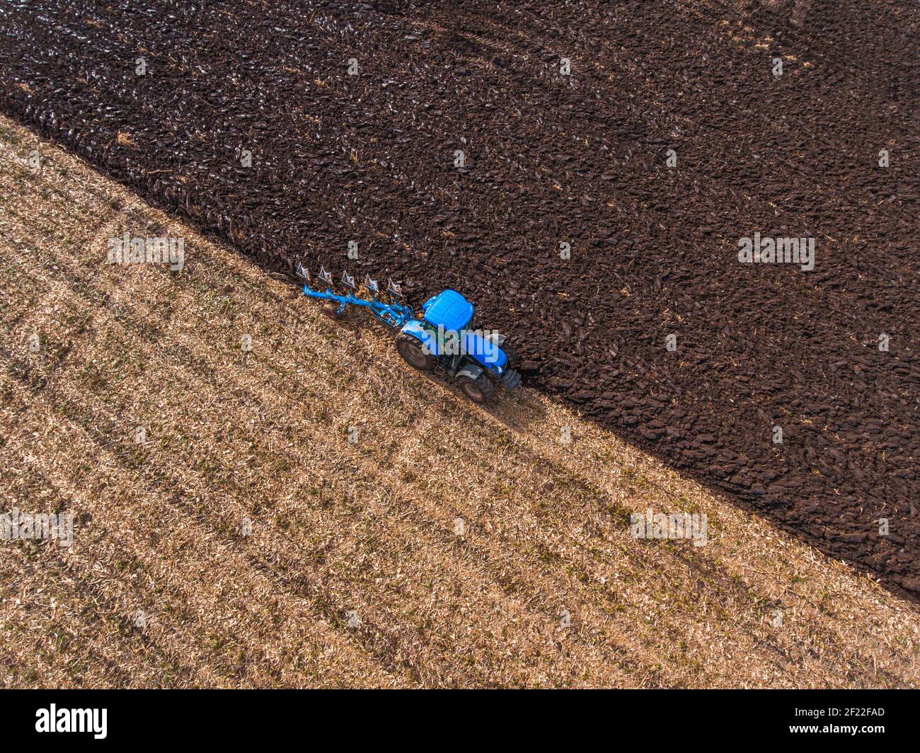 Traktor pflügen die Felder , landwirtschaftliche Landschaft Stockfoto