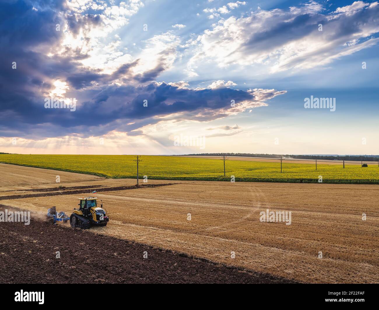Traktor pflügen die Felder , landwirtschaftliche Landschaft Stockfoto