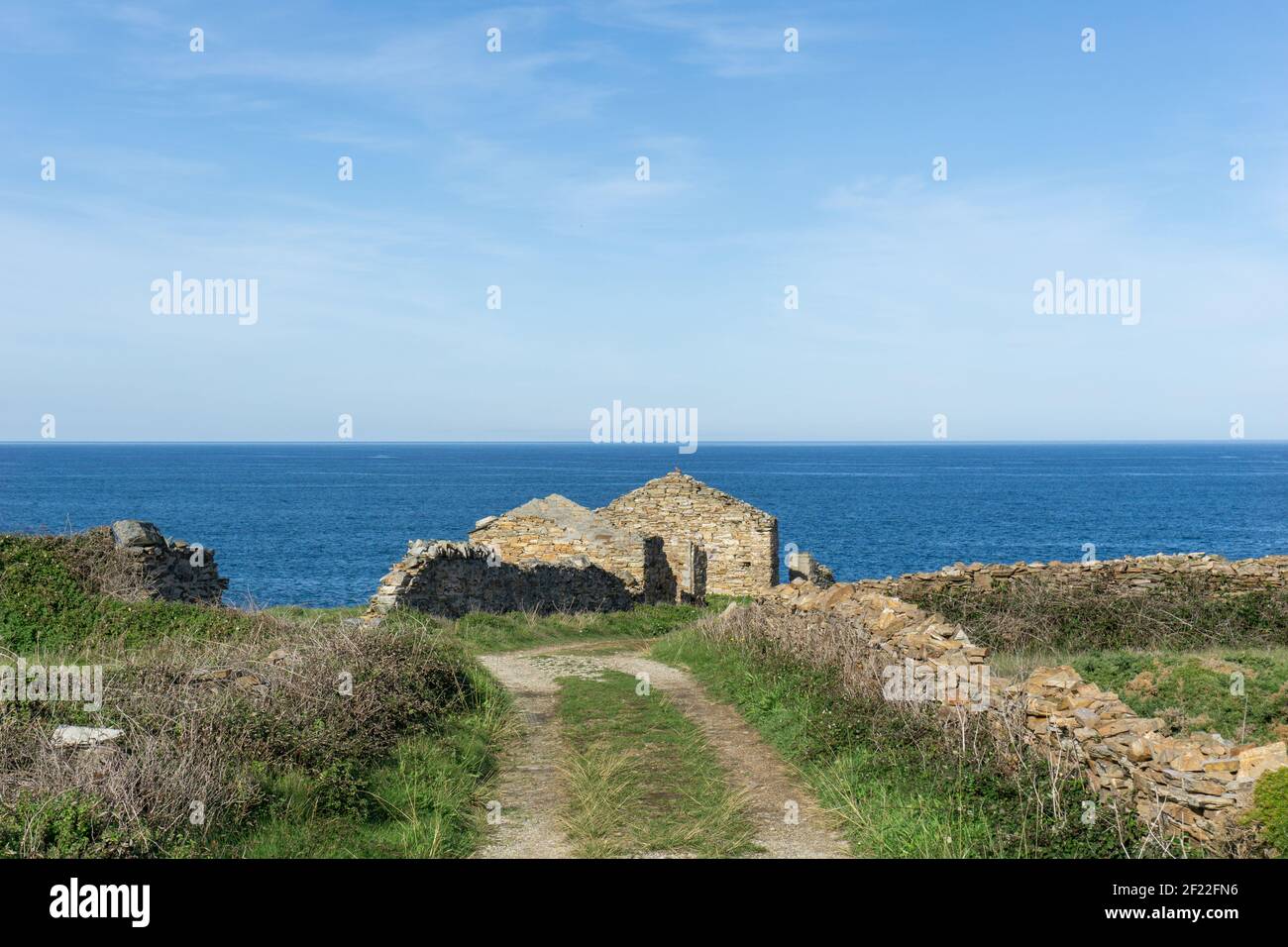 Ruinen eines alten Steinhauses auf der wilden und Zerklüftete Küste Galiciens Stockfoto