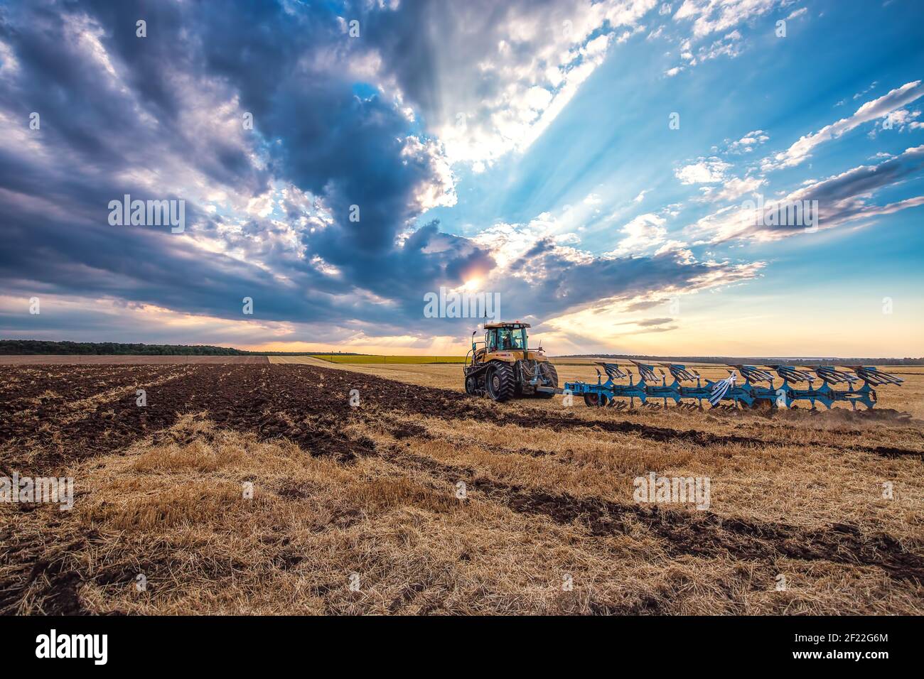 Traktor pflügen die Felder , landwirtschaftliche Landschaft Stockfoto