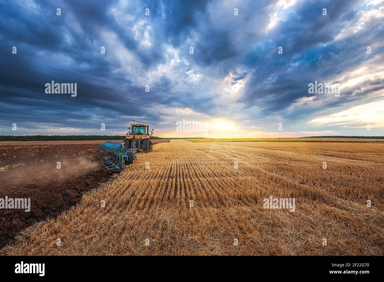 Traktor pflügen die Felder , landwirtschaftliche Landschaft Stockfoto