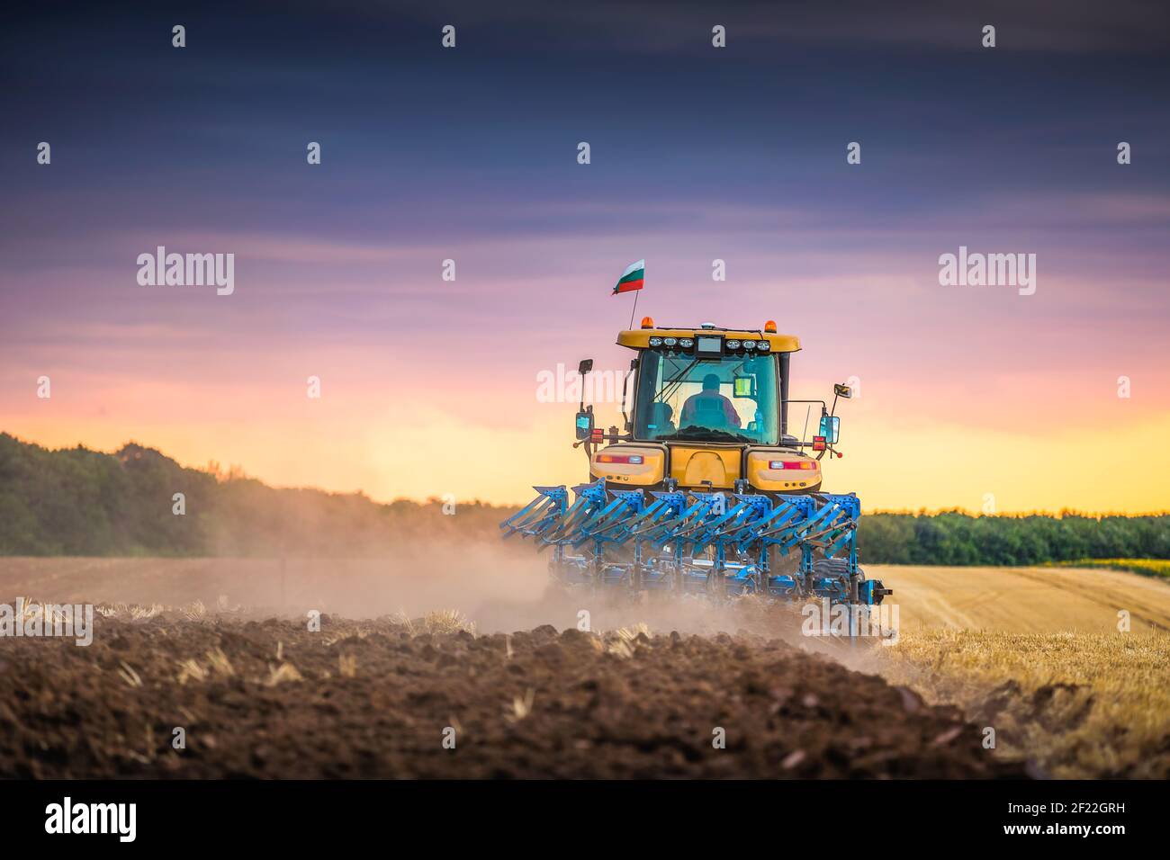 Traktor pflügen die Felder , landwirtschaftliche Landschaft Stockfoto