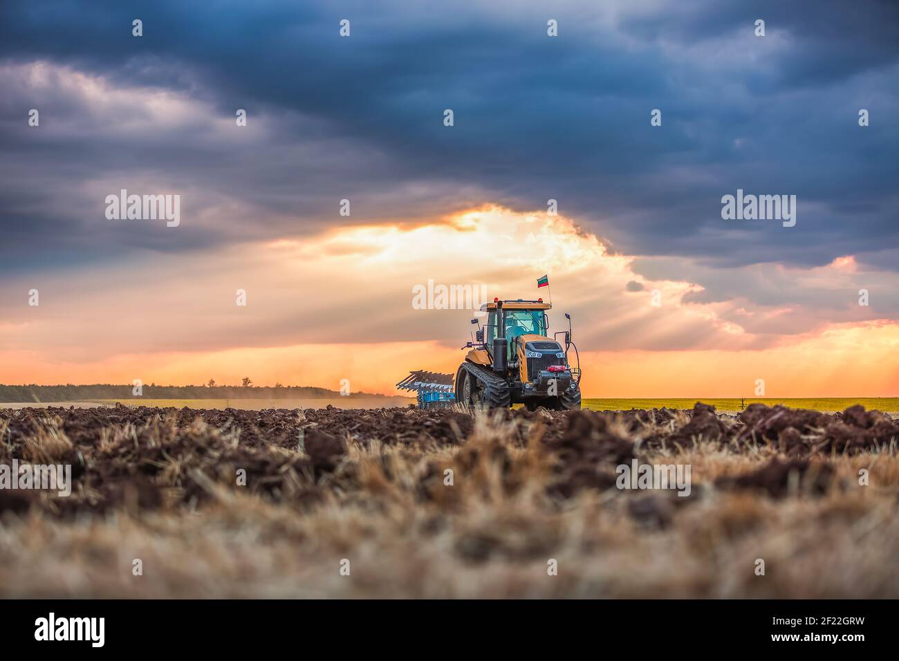 Traktor pflügen die Felder , landwirtschaftliche Landschaft Stockfoto