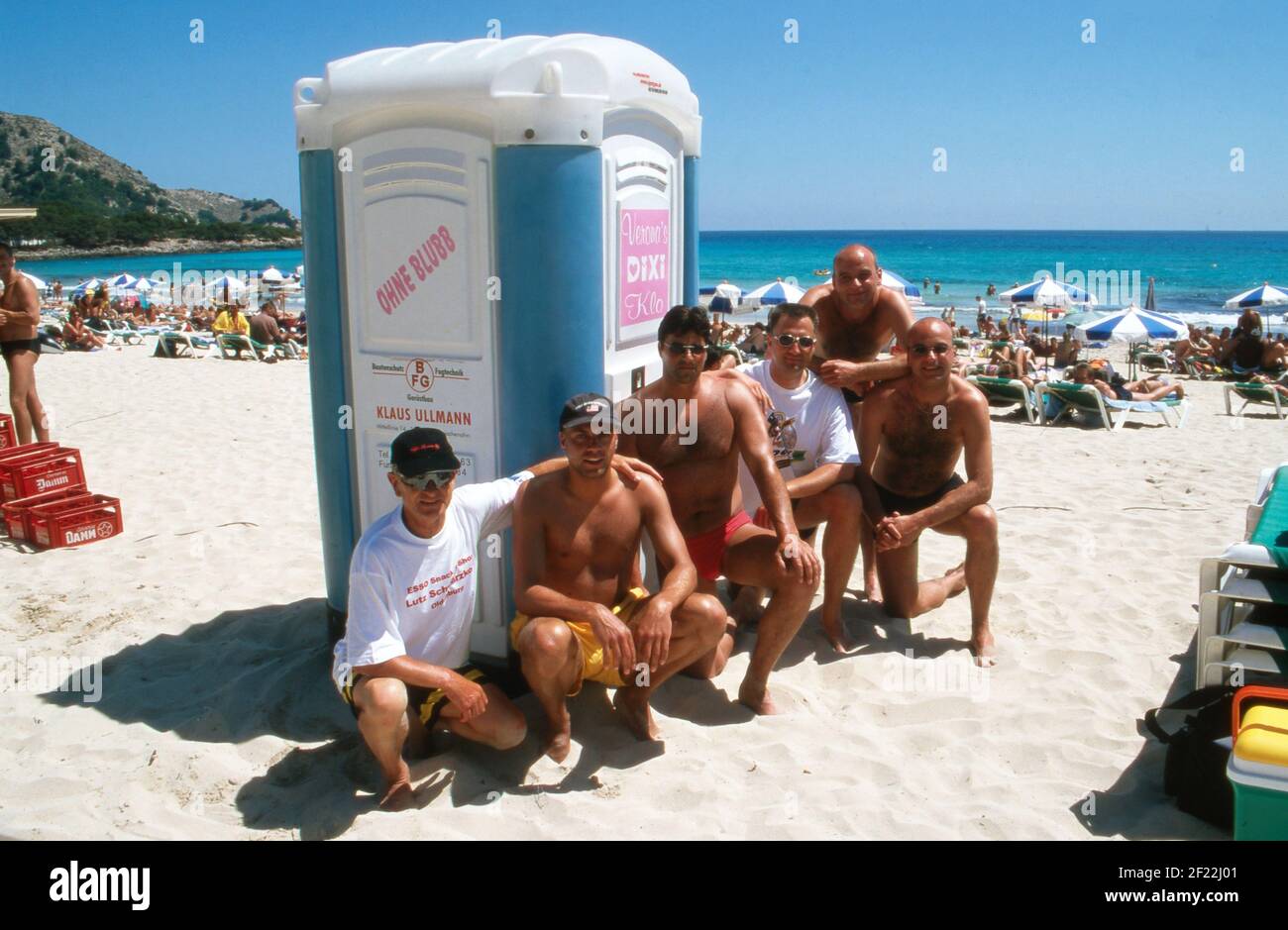 Touristen zahlen für die Nutzung vom Dixi Klo vom Aufzug von Verona Feldbusch bei 'Big Brother' als Touristenataktion am Strand von Mallorca, Spanien 2000. Stockfoto
