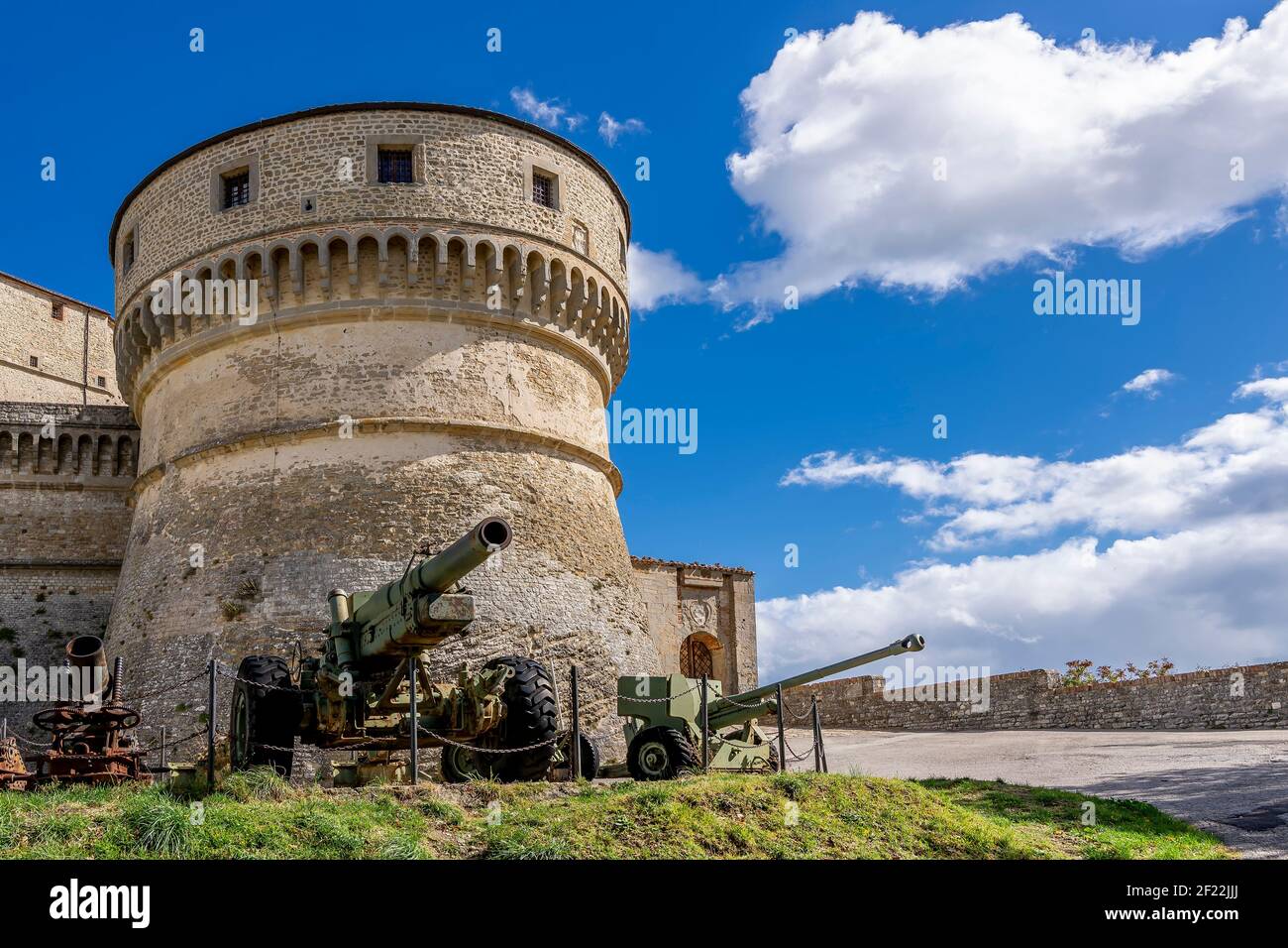 Alte Kanonen schützen die Festung der rocca di San Leo an einem sonnigen Tag, Rimini, Italien Stockfoto