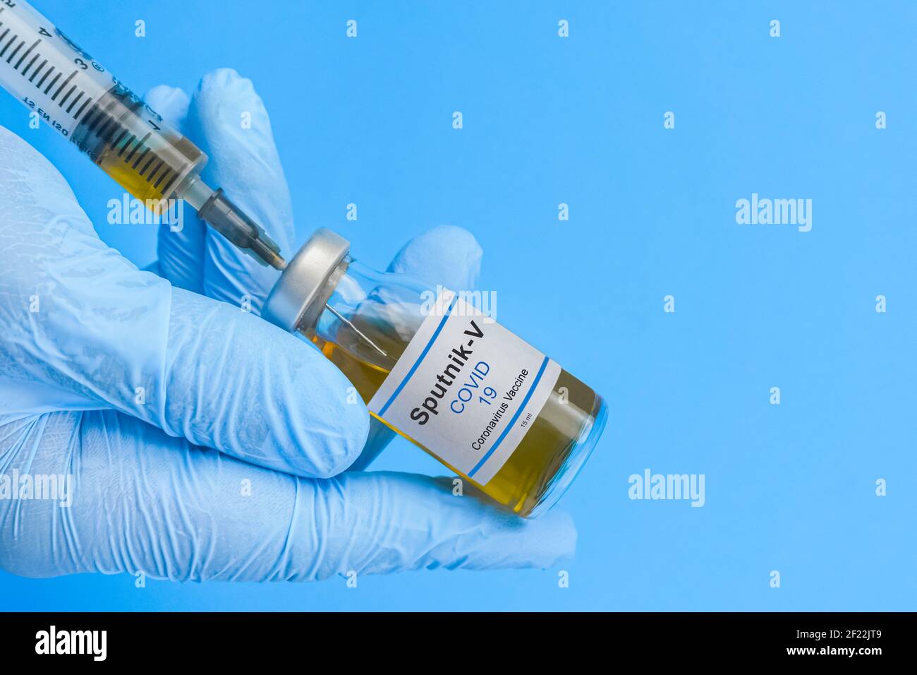 Coronavirus-Impfstoff-Konzept und Hintergrund. Neuer Impfstoff sputnik-V isoliert auf blauem Hintergrund. Covid-19, 2019-NCoV Pandemie. Stockfoto