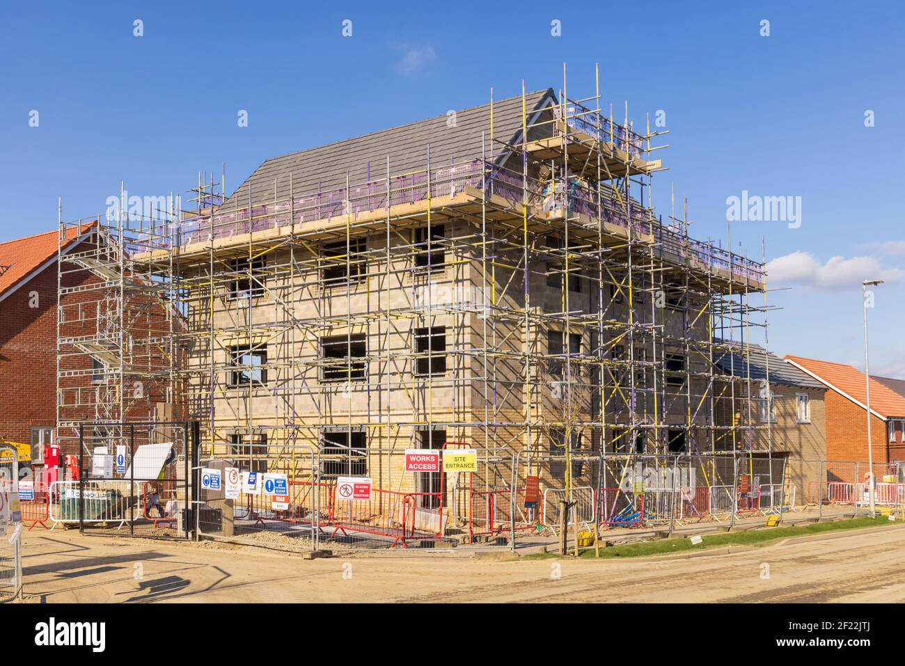 Wohnungen im Bau von Bovis in der neuen Stortford Fields Wohnanlage in Bishop's Stortford, Großbritannien. Stockfoto