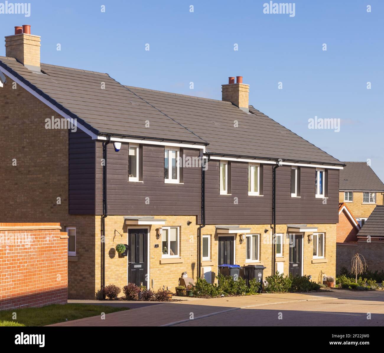 Neubau Häuser mit Holzverkleidung in der neuen Stortford Fields Wohnsiedlung in Bishop's Stortford, Hertfordshire. VEREINIGTES KÖNIGREICH Stockfoto