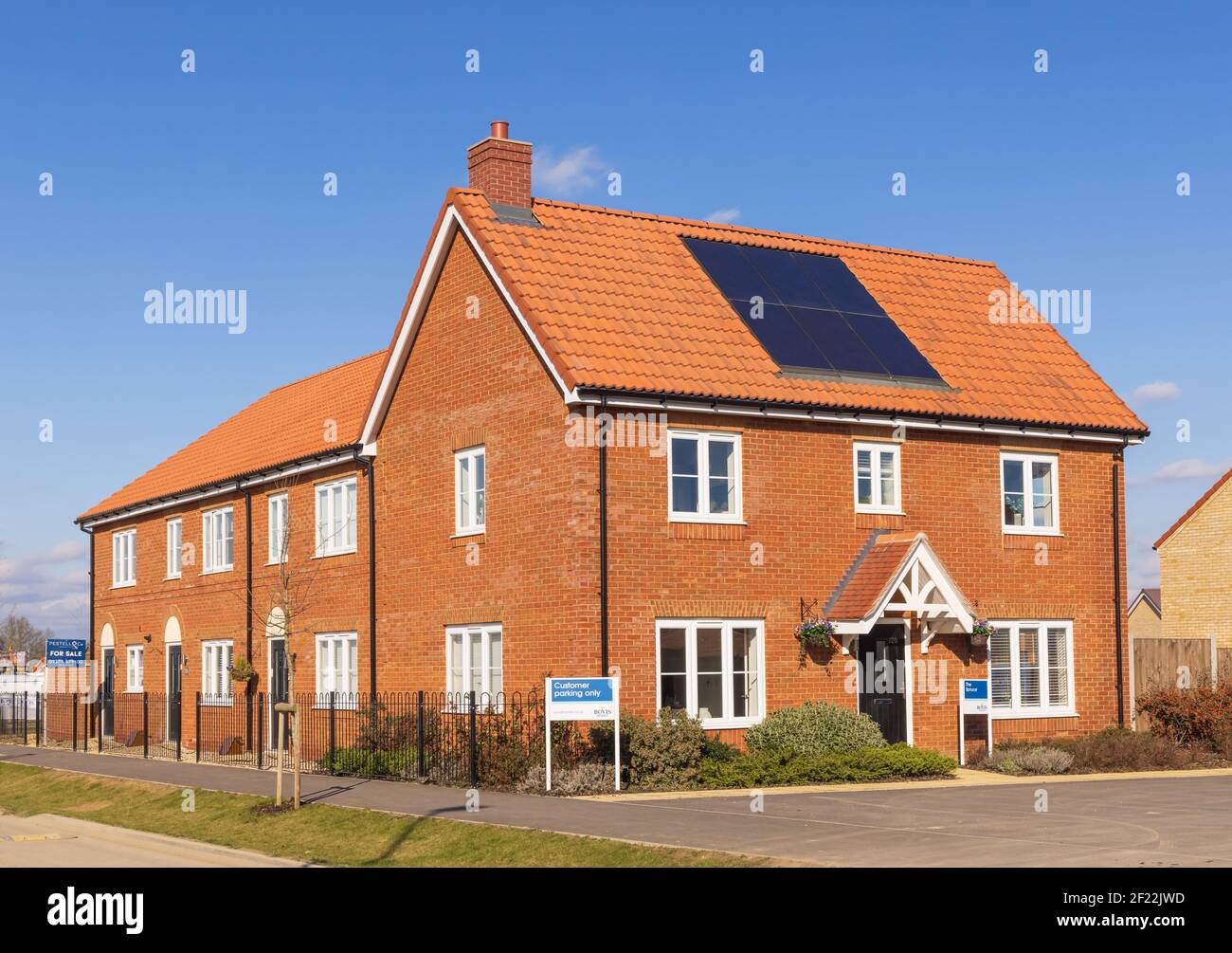 Neubau Bovis Haus mit Sonnenkollektoren in der neuen Stortford Fields Wohnanlage in Bishop's Stortford, Hertfordshire Stockfoto