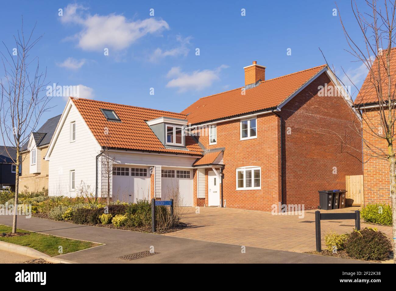 Neues Bauhaus mit angeschlossenem Doppelhaus in der neuen St. Michael's Hurst Wohnsiedlung in Bishop's Stortford, Hertfordshire. VEREINIGTES KÖNIGREICH Stockfoto