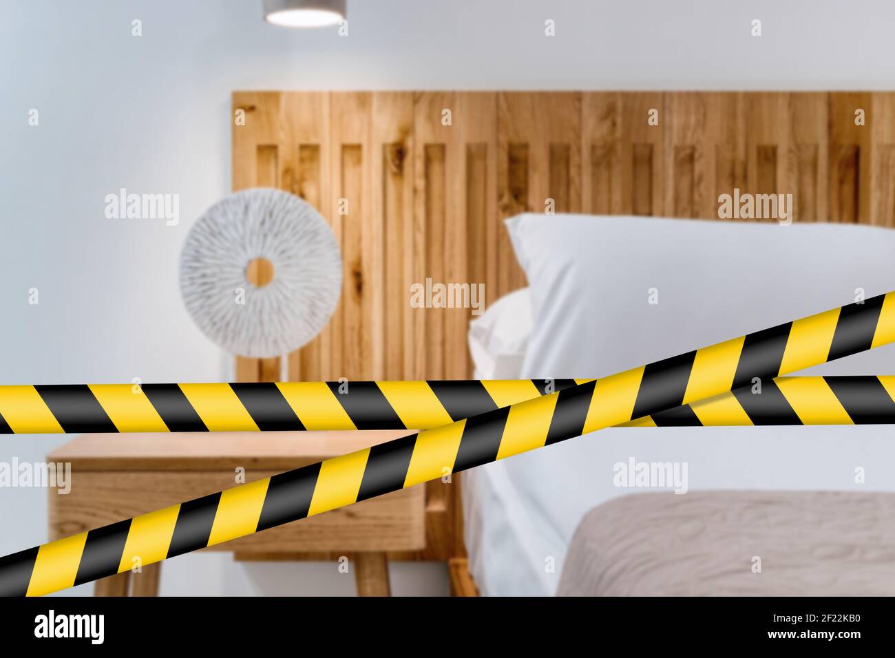 Nahaufnahme des Details ein Bett in einem Schlafzimmer mit Lampe und Beistelltisch. Home Interior Konzept. Stockfoto