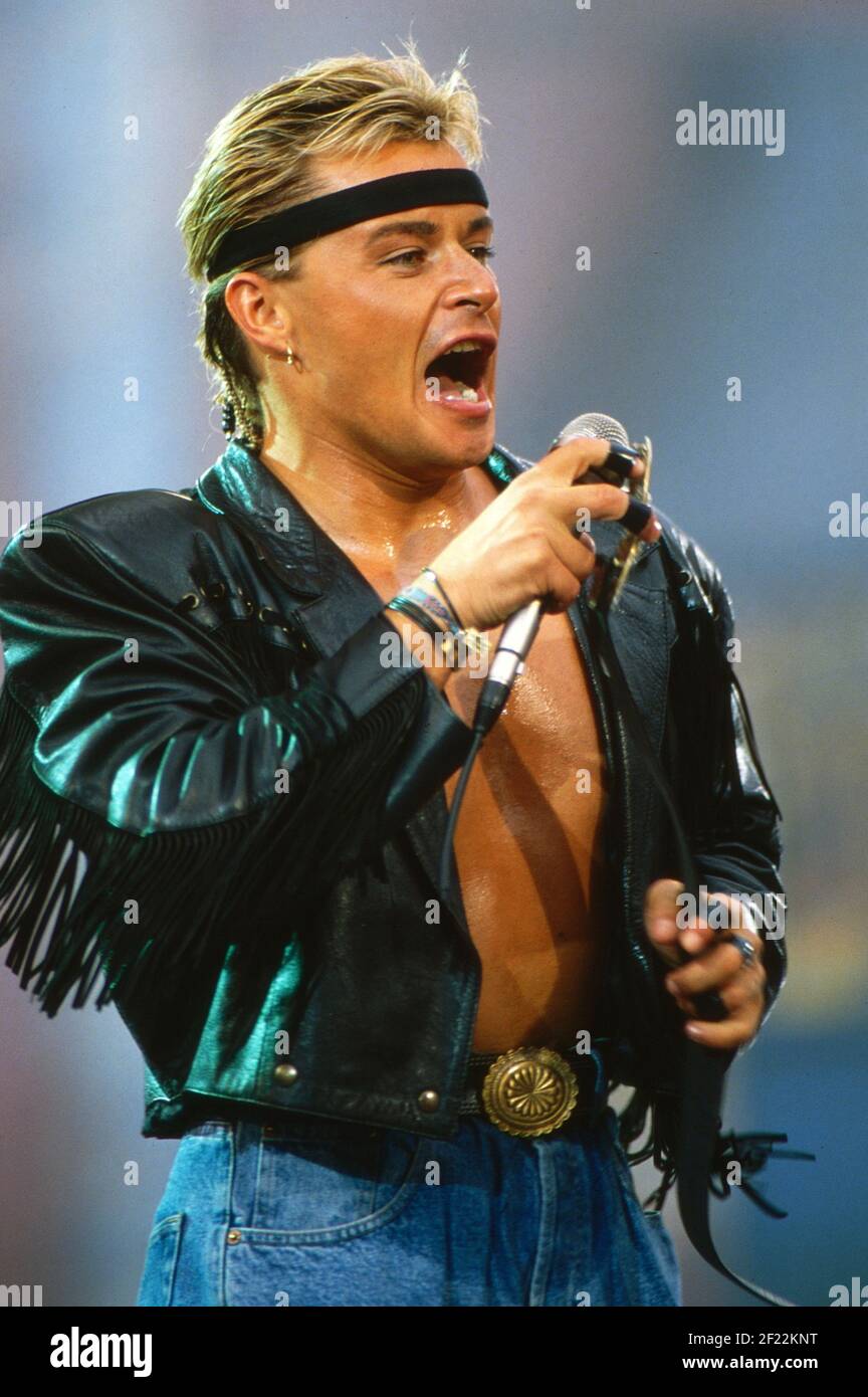 Italo Disco Sänger Den Harrow performt live auf der IFA in Berlin, Deutschland 1989. Stockfoto