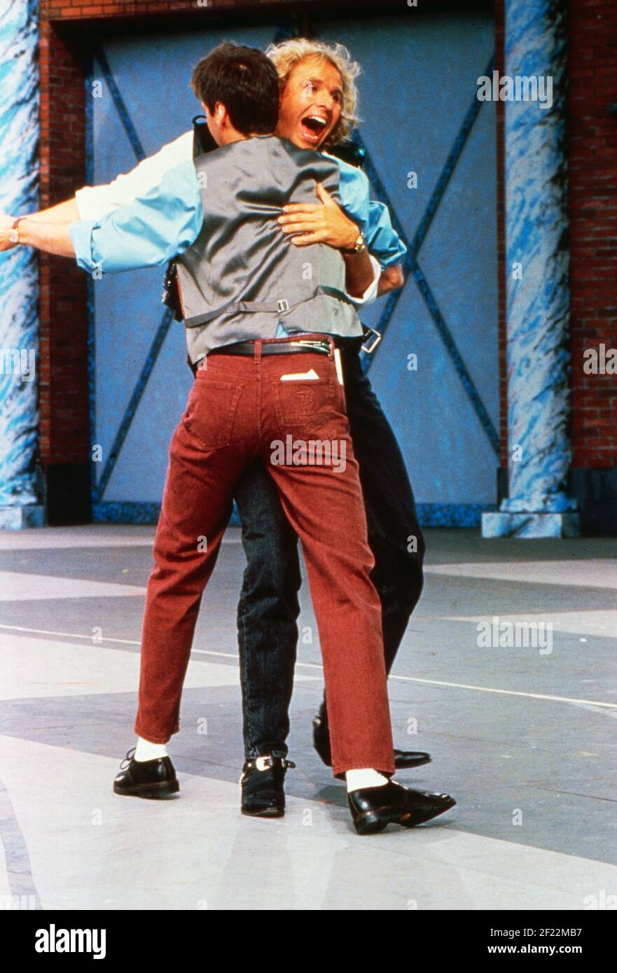Thomas Gottschalk tanzt mit Günther Jauch den neuesten Modetanz 'Lambada' auf der IFA in Berlin, Deutschland 1989. Stockfoto