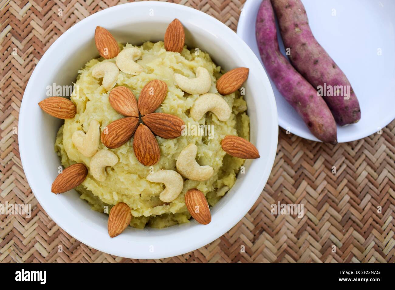 Shakarkandi sheera aus Süßkartoffel Wurzelgemüse hergestellt. Asiatische Dessert süße Artikel Gericht garniert mit trockenen Früchten gegessen während Fastentage Stockfoto