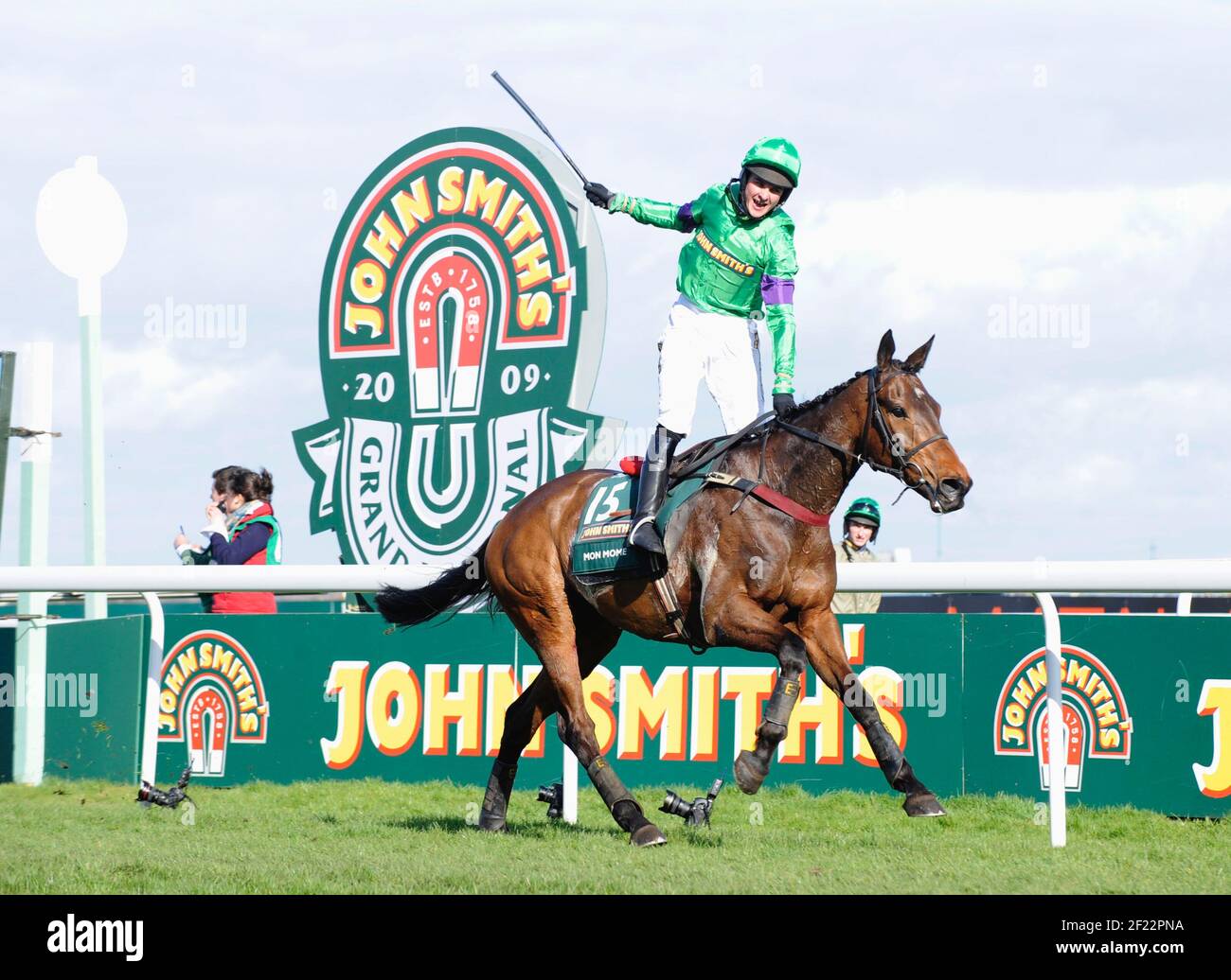 THE GRAND NATIONAL AINTREE 4/4/09. LIAM TREDWELL AUF MON MOME WINS. BILD DAVID ASHDOWN Stockfoto