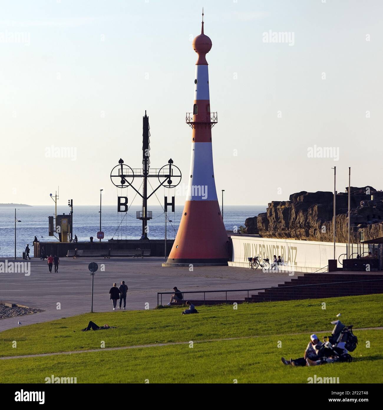 Willy-Brandt-Platz mit Leuchtturm Unterfeuer und Semaphore, Bremerhaven, Deutschland, Europa Stockfoto