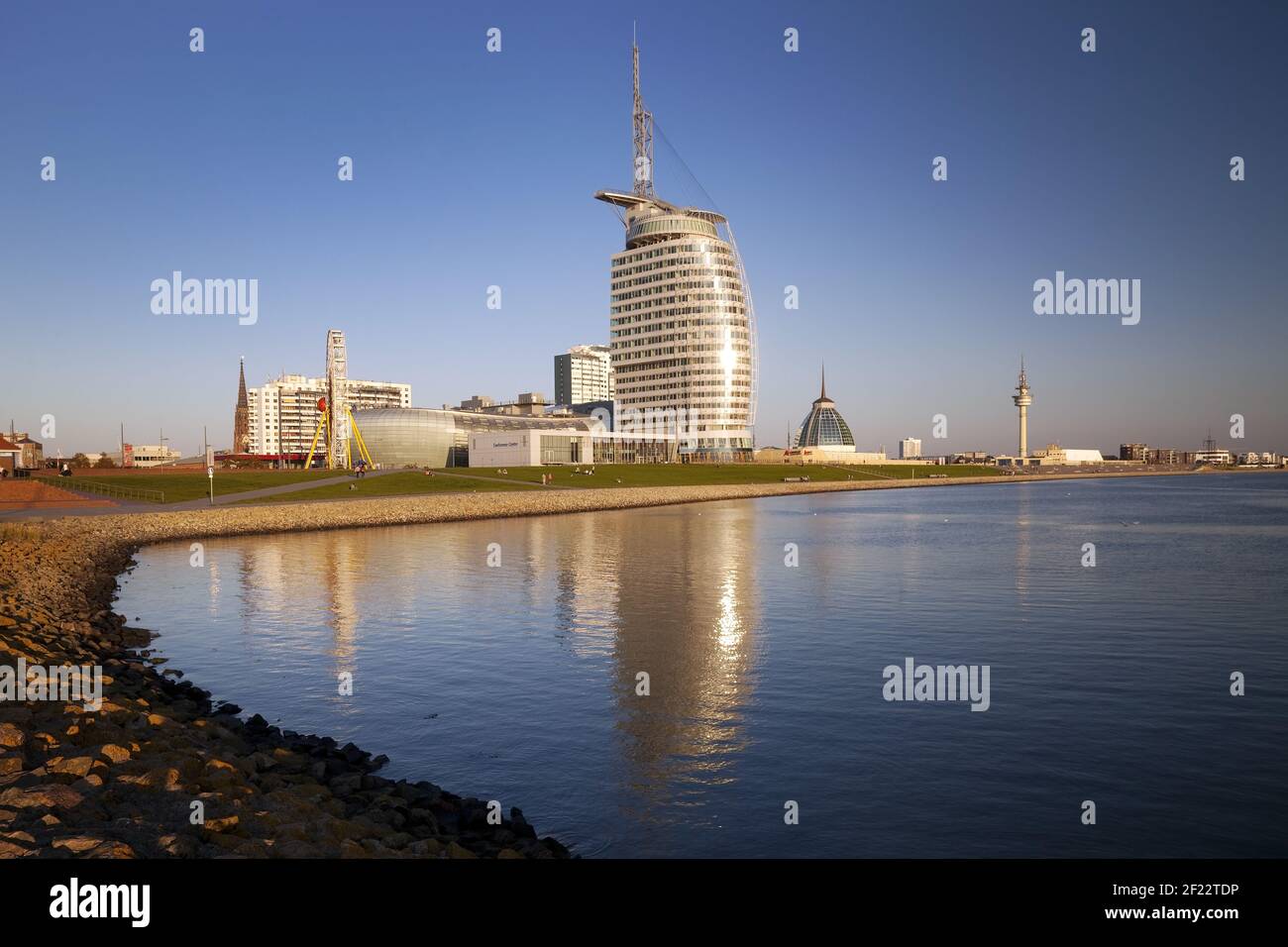 Panorama mit Atlantic Hotel Sail City, Bremerhaven, Bremen, Deutschland, Europa Stockfoto