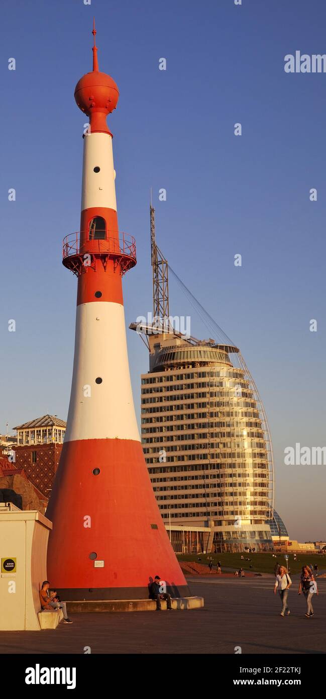 Willy-Brandt-Platz mit Leuchtturm Unterfeuer und Atlantic Hotel Sail City, Bremerhaven, Bremen, Deutschland Stockfoto