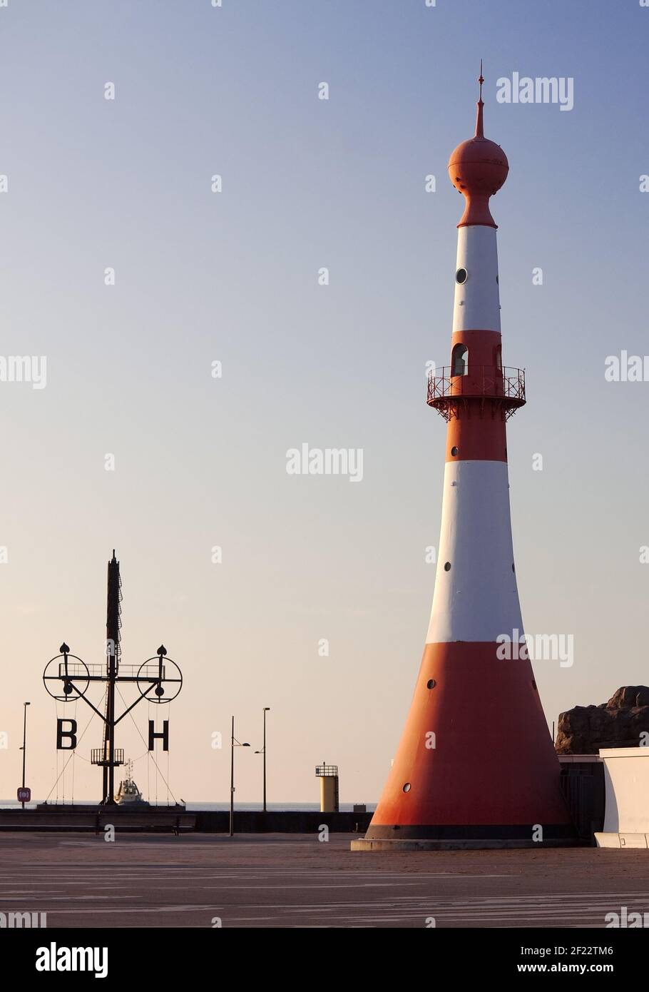 Willy-Brandt-Platz mit Leuchtturm Unterfeuer und Semaphore am neuen Hafen, Bremerhaven Stockfoto
