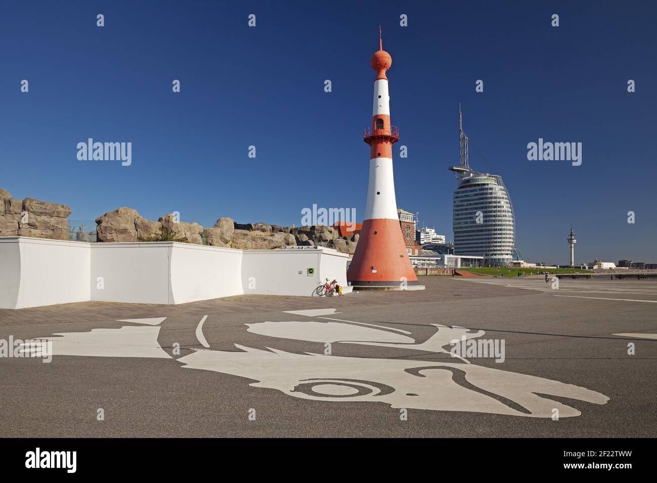 Willy-Brandt-Platz mit Leuchtturm Unterfeuer und Atlantic Hotel Sail City, Bremerhaven, Deutschland Stockfoto