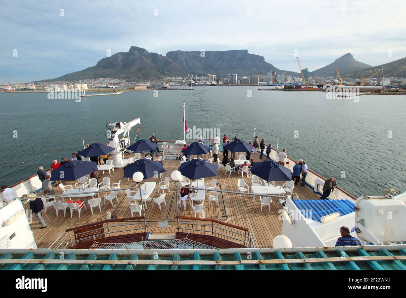 KAPSTADT, SÜDAFRIKA - 2. OKTOBER 2015: Das RMS St. Helena verlässt den Hafen von Kapstadt auf einer seiner letzten Reisen nach St. Helena Stockfoto