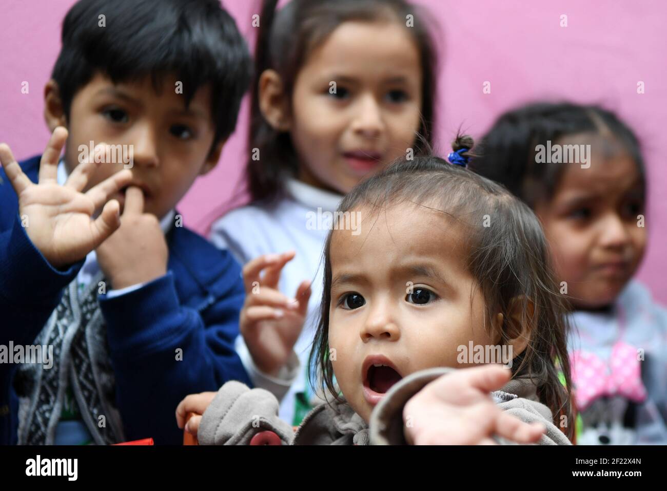 Peruanische Kinder während des Besuchs der französischen Delegation Paris 2024 Kandidatur in Collique Slum für das Projekt "Peru, Freinung, Solidarität" , Lima, September 11, 2017, Foto Philippe Millereau / KMSP / PARIS 2024 / DPPI Stockfoto
