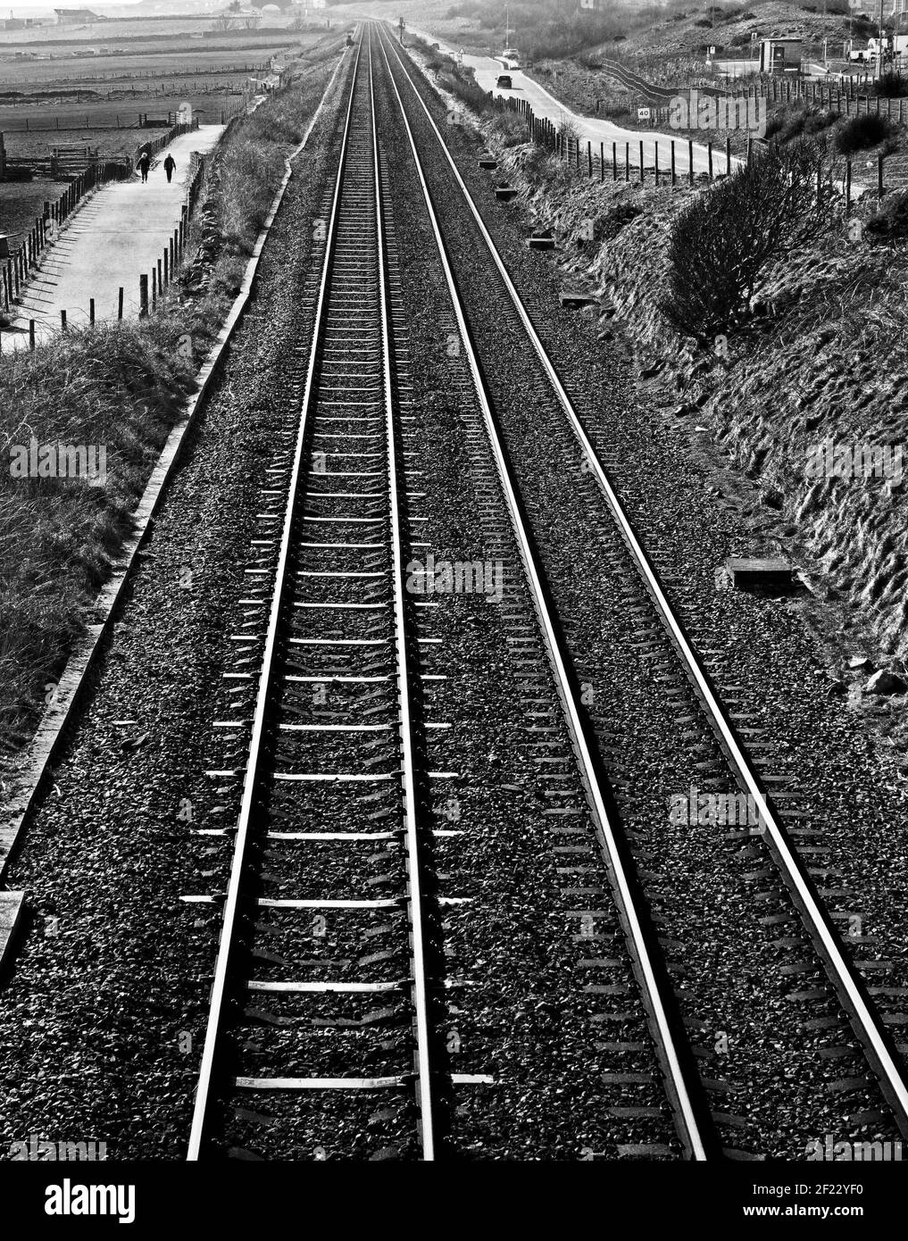 Schwarz und weiß von Eisenbahnlinien, die in die Ferne verschwinden Stockfoto