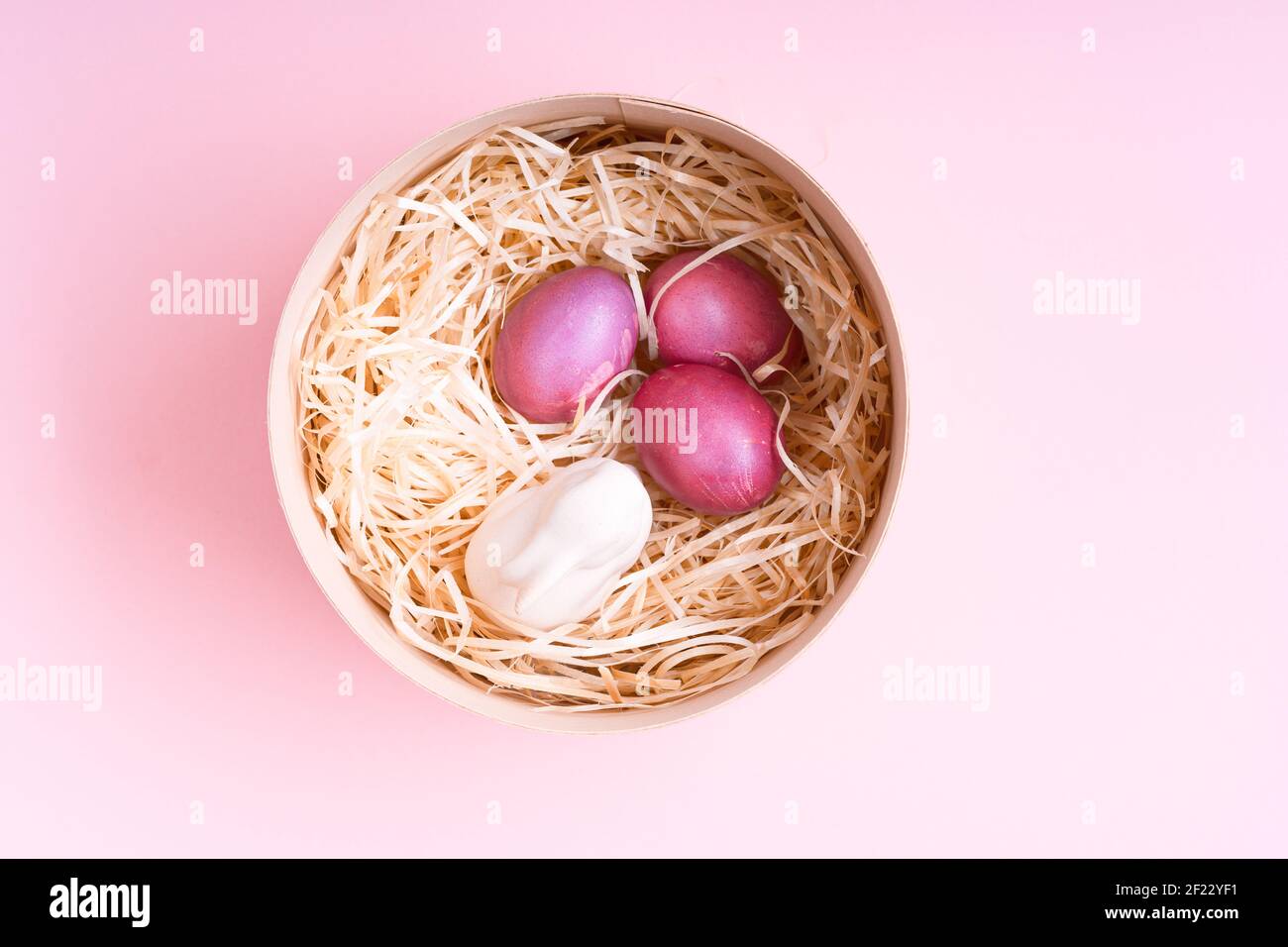 Umweltfreundliches Osterdekor mit natürlichen, wiederverwendbaren, abfallfreien Materialien, handgefertigten gefärbten Eiern, Upcycling-Geschenkpaket, Nest mit Ostereiern Osterhase Stockfoto